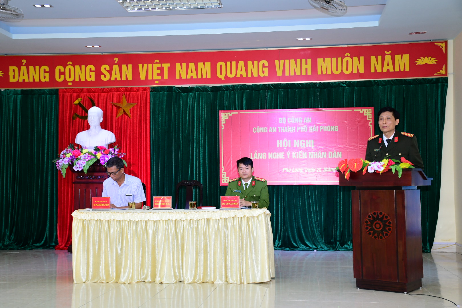 Đại tá Phạm Viết Dũng - Phó Giám đốc Công an thành phố lắng nghe ý kiến nhân dân tại xã Phù Long, huyện Cát Hải